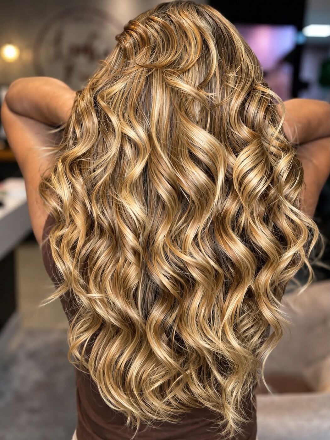 Cliente com cabelo loiro cacheado
