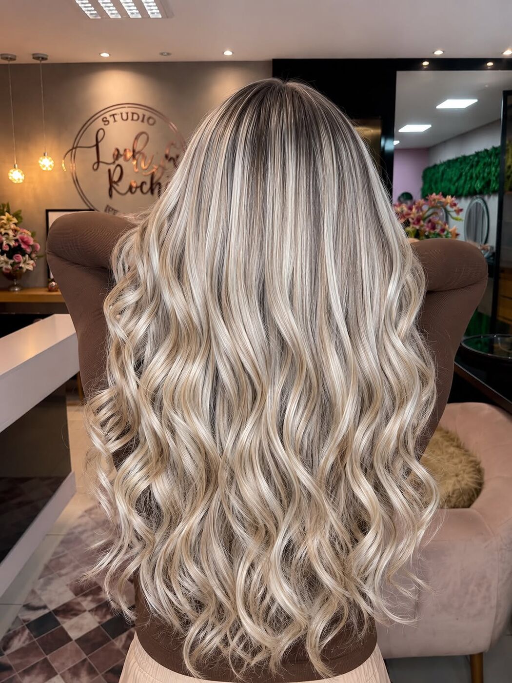 Cliente com trabalho de loiro platinado