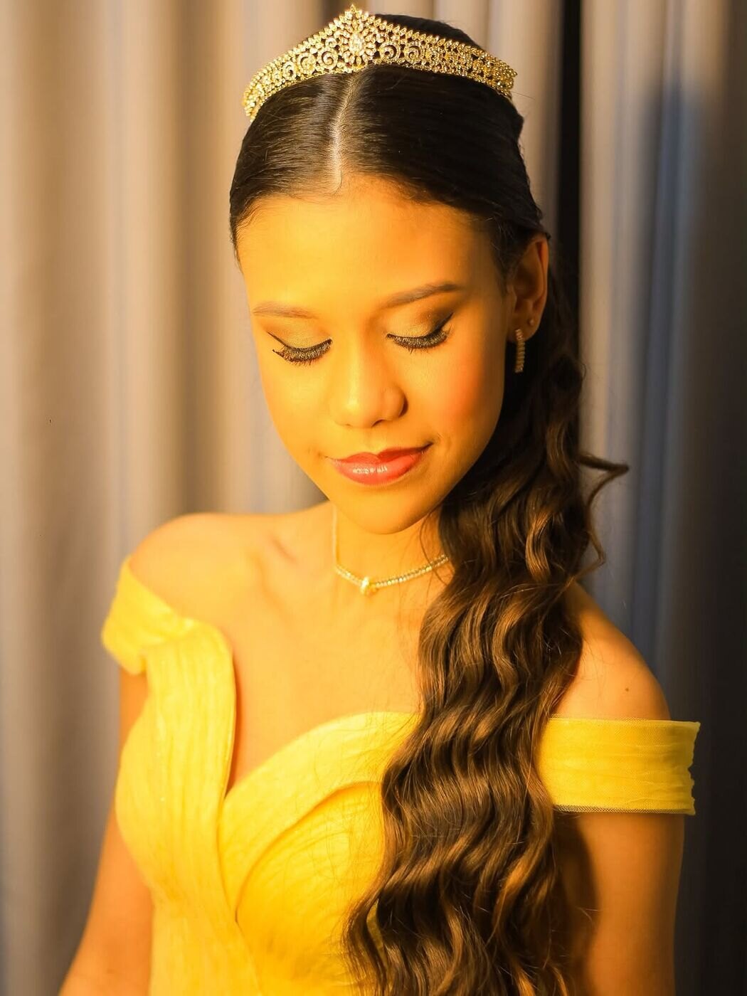Debutante com penteado e maquiagem feitos no Studio Looh Rocha